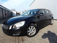 Gebraucht Volvo V60 Momentum 150 PS (110 kW) 2012 Schwarzmetallic. Kombi