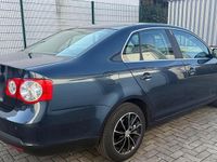 Gebraucht VW Jetta 105 PS (77 kW) 2006 Blau Limousine