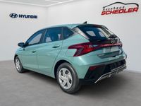 Neu Hyundai i20 Select 101 PS (74 kW) 2025 Grün Limousine