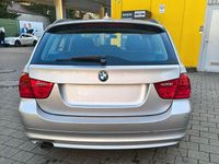 Gebraucht BMW 318 143 PS (105 kW) 2011 Silber Limousine