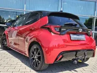 Gebraucht Toyota Yaris Basis 116 PS (85 kW) 2022 Karminarot metallic, dach schwarz Kleinwagen