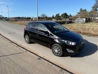 Gebraucht Hyundai i20 Edition 101 PS (74 kW) 2013 Schwarz Kleinwagen