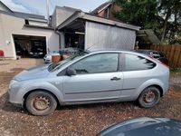Second-hand Ford Focus 101 CP (74 kW) 2005 Argintiu Berlinǎ