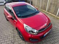 Gebraucht Kia Rio DREAM-TEAM Edition 86 PS (63 kW) 2013 Rot Limousine