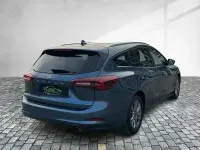Gebraucht Ford Focus Titanium 125 PS (91 kW) 2024 Chrome blue metallic Limousine