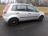 Używany Ford Fiesta 90 KM (66 kW) 2004 Srebrny Hatchback