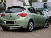 Usata Opel Astra Edition 140 CV (102 kW) 2012 Fresh mint Berlina