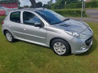 Gebraucht Peugeot 206 Basis 75 PS (55 kW) 2009 Aluminiumgrau/metallic Kleinwagen