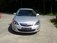 Używany Opel Astra Innovation 140 KM (102 kW) 2011 Srebrny Sedan/Limuzyna