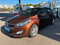 Gebraucht Hyundai i30 Intro Edition 90 PS (66 kW) 2012 Braun Limousine