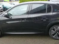 Gebraucht Peugeot e-208 GT 100 kW (136 PS) 2022 Schwarz perla nera metallic Kleinwagen
