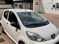 Gebraucht Peugeot 107 68 PS (50 kW) 2010 Weiß Kleinwagen
