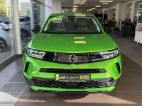 Gebraucht Opel Mokka Elegance 101 PS (74 kW) 2024 Lackierung matcha green/typ au SUV