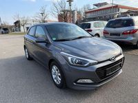 Gebraucht Hyundai i20 Passion 101 PS (74 kW) 2016 Grau Limousine