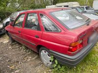 Używany Ford Escort 90 KM (66 kW) 1990 Czerwony Sedan/Limuzyna