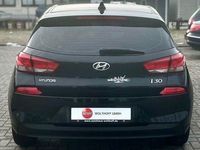 Gebraucht Hyundai i30 Select 120 PS (88 kW) 2019 Schwarz Limousine