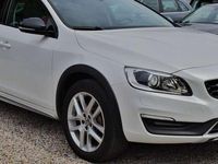 Gebraucht Volvo V60 CC Pro 150 PS (110 kW) 2017 Crystal white pearl / metallic Kombi