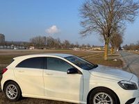 Gebraucht Mercedes A180 122 PS (89 kW) 2015 Weiß Limousine