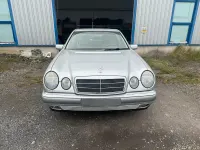 Gebraucht Mercedes E280 204 PS (150 kW) 1998 Silber Limousine