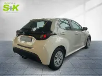 Gebraucht Toyota Yaris Basis 72 PS (52 kW) 2023 Schneeweiß Kleinwagen