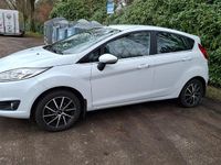 Gebraucht Ford Fiesta Titanium 101 PS (74 kW) 2016 Weiß Kleinwagen