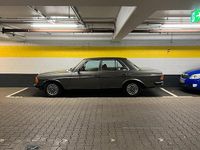 Gebraucht Mercedes E230 136 PS (100 kW) 1982 Grau Limousine