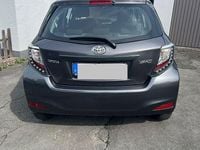 Gebraucht Toyota Yaris 69 PS (50 kW) 2014 Grau Kleinwagen