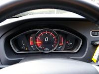 Gebraucht Volvo V40 122 PS (89 kW) 2017 Weiß Limousine