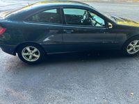 Second-hand Mercedes C200 120 CP (88 kW) 2002 Albastru Coupe