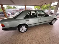 Gebraucht Mercedes E230 132 PS (97 kW) 1987 Nelkengrün Limousine