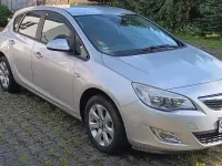 Gebraucht Opel Astra Design Edition 140 PS (102 kW) 2011 Argon silber/ice silver (m2) Kleinwagen