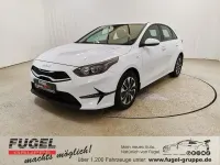 Neu Kia Ceed Play 101 PS (74 kW) 2025 Weiss Kleinwagen