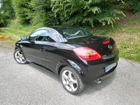 Używany Opel Tigra 125 KM (91 kW) 2004 Czarny Kabriolet