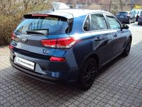 Gebraucht Hyundai i30 Select 101 PS (74 kW) 2017 Stargazing blue Limousine