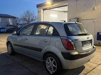 Gebraucht Kia Rio Basis 97 PS (71 kW) 2006 Silber Limousine