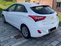 Gebraucht Hyundai i30 Trend 101 PS (74 kW) 2016 Weiß Limousine
