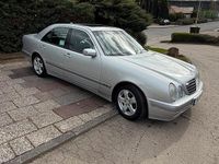 Gebraucht Mercedes E320 Classic 197 PS (144 kW) 2001 Silber Limousine