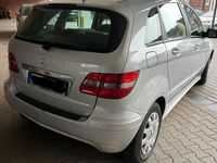 Gebraucht Mercedes B180 122 PS (89 kW) 2009 Silber Van / Kleinbus