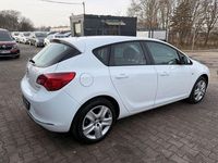 Gebraucht Opel Astra 101 PS (74 kW) 2014 Weiß Limousine