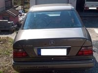 Gebraucht Mercedes 200 136 PS (100 kW) 1994 Grau Limousine