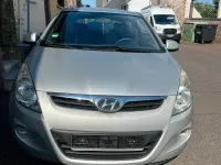 Gebraucht Hyundai i20 77 PS (56 kW) 2013 Silber Kleinwagen