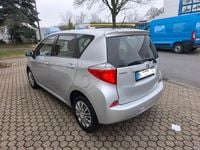 Gebraucht Toyota Verso-S Life 99 PS (72 kW) 2012 Silber Van / Kleinbus
