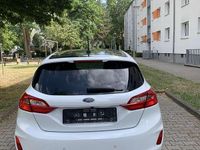 Gebraucht Ford Fiesta Trend 101 PS (74 kW) 2018 Weiß Kleinwagen