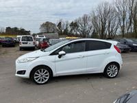 Gebraucht Ford Fiesta Titanium 95 PS (69 kW) 2015 Weiß Kleinwagen