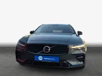 Gebraucht Volvo V60 Plus 197 PS (144 kW) 2025 Forest lake metallic Kombi