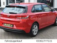 Gebraucht Hyundai i30 Trend 99 PS (72 kW) 2017 Rot Limousine