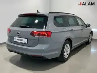 Gebraucht VW Passat Basis 150 PS (110 kW) 2023 Mondsteingrau Kombi