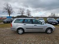 Usado Ford Focus Viva 101 CV (74 kW) 2004 Plateado Berlina
