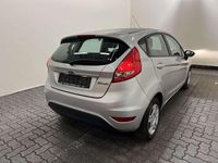Gebraucht Ford Fiesta Trend 60 PS (44 kW) 2011 Polarsilber Kleinwagen
