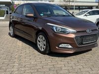Gebraucht Hyundai i20 Style 101 PS (74 kW) 2015 Braun Kleinwagen